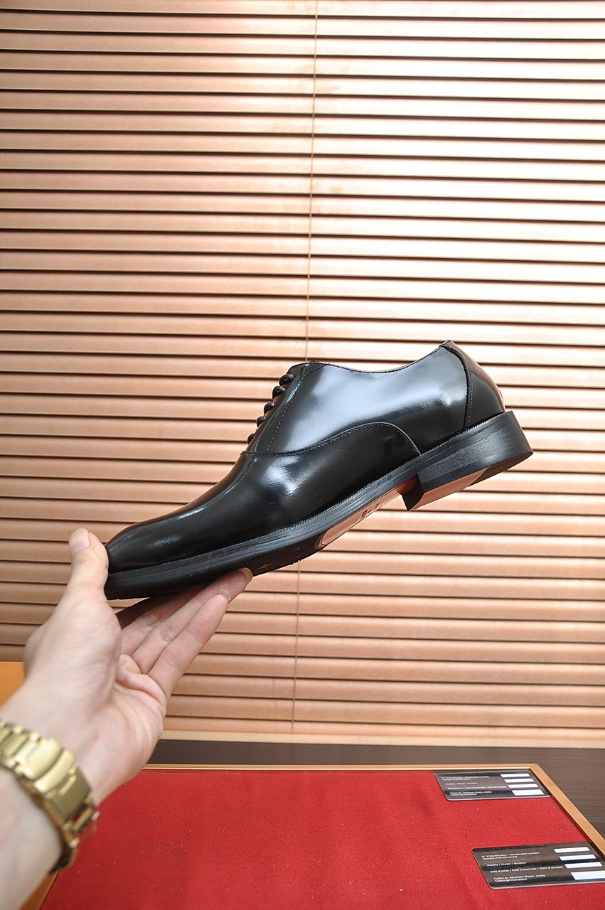 Louis Vuitton Plain-Toe Lace-Up Dress Shoes